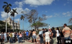 Cientos de cubanos hacen cola en el Consulado de España en La Habana para solicitar la nacionalidad española.