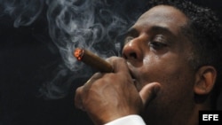 El empresario cubanoamericano Hugo Cancio fuma un tabaco en la clausura del XVI Festival del Habano. 