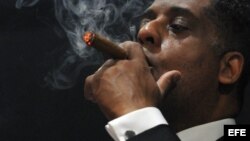 el empresario cubanoamericano Hugo Cancio fuma un tabaco en la clausura del XVI Festival del Habano. 