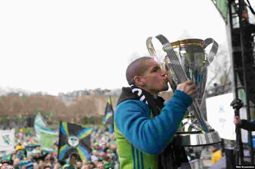 Osvaldo &quot;Ozzie&quot; Alonso besa el Trofeo Philip F. Anschutz, ganado el sábado, 10 de diciembre de 2016, por el equipo Seattle Sounders, campeón de las Grandes Ligas de Fútbol (MLS).&nbsp;