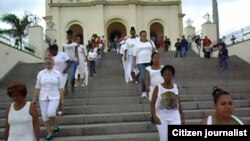 Reporta Cuba. Ciudadanas por la Democracia y activistas de UNPACU, en el Santuario de El Cobre. Archivo.