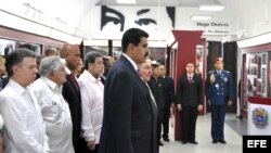Raúl Castro (c-atrás) de Cuba y Nicolás Maduro (c) de Venezuela, en compañía de sus homólogos de Colombia, Juan Manuel Santos (i), José Mujica (2-i) de Uruguay y Michel Martelly (3-i) de Haití,