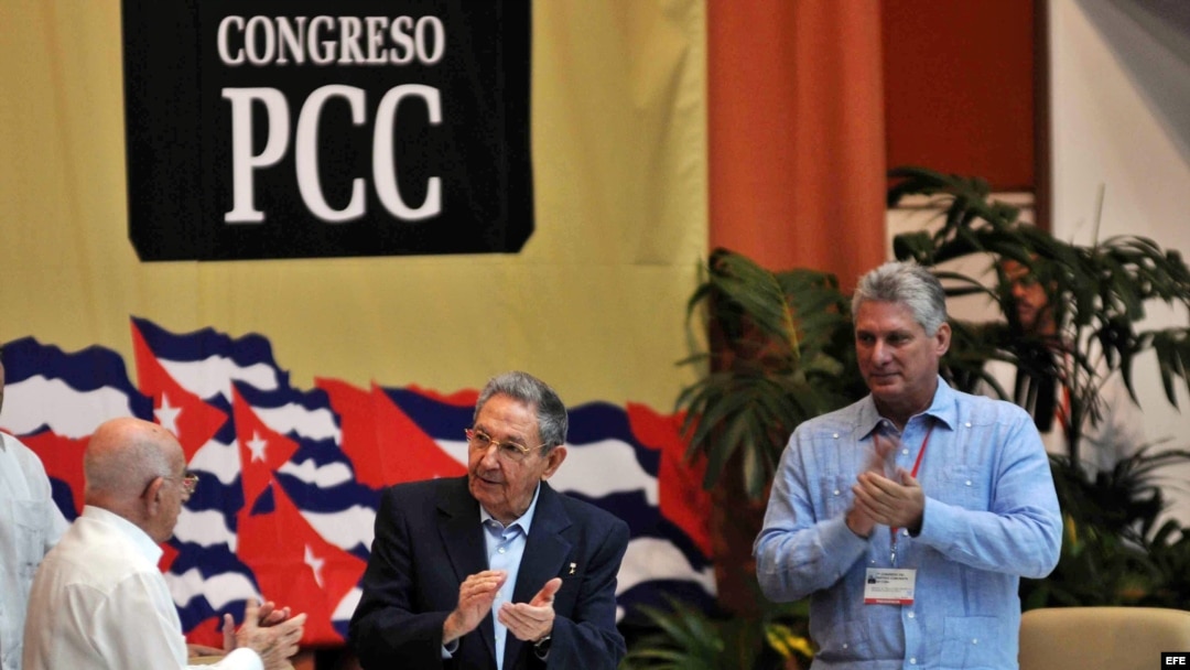 Raúl Castro, Miguel Diaz-Canel y José Ramón Machado Ventura en la inauguración del Congreso del PCC.