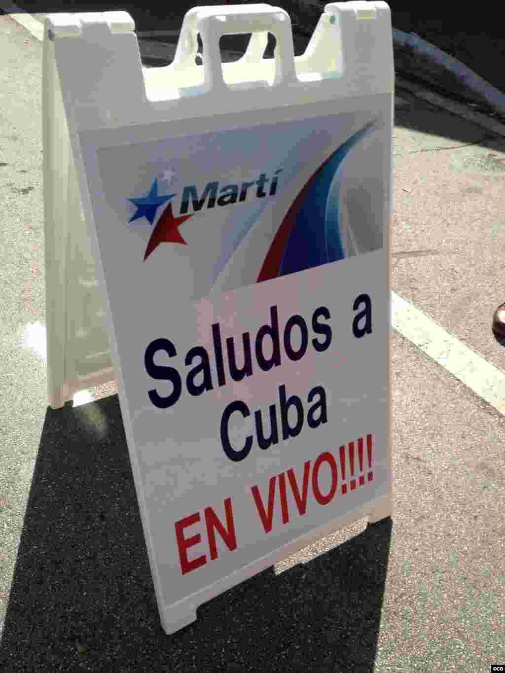 Los asistentes al Carnaval de la Calle Ocho pudieron enviar saludos a Cuba por Radio Martí y martinoticias.com