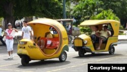 El "cocotaxi", un vehículo para turistas que circula en La Habana. Foto: Carlos Reusser 