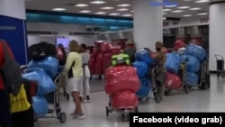 Los cubanos que viajan a Cuba en el aeropuerto de Miami se identifican por su abundante equipaje.