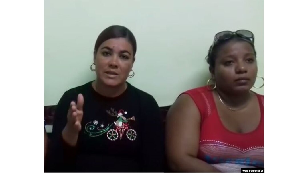 Liudmila Viltres Naranjo (i), hermana del joven asesinado.