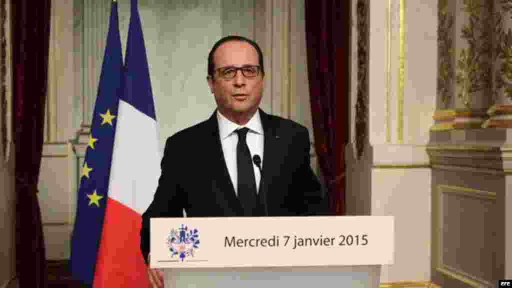 El presidente de Francois Hollande pronuncia un discurso en el Palacio del Eliseo en París y anunció que el jueves será una &quot;jornada de luto nacional&quot; en homenaje a las doce víctimas.