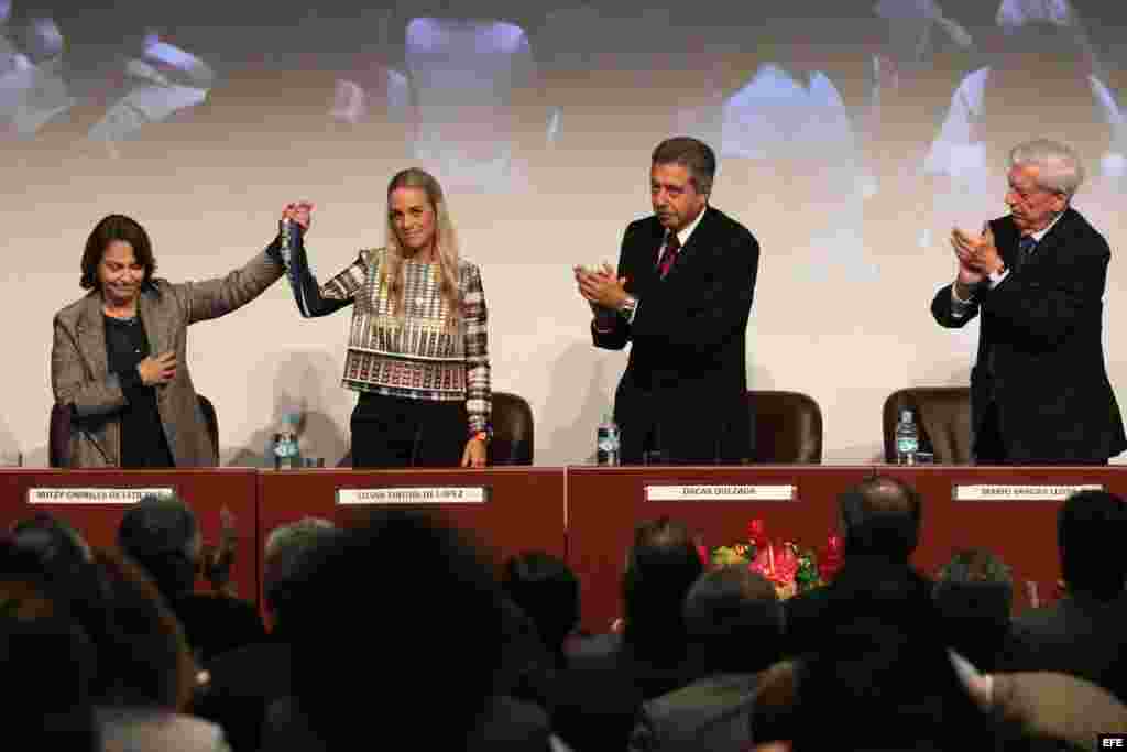El escritor peruano, Mario Vargas Llosa (d) y el rector de la Universidad de Lima, Óscar Quezada (2-d), aplauden a las esposas de los opositores venezolanos presos Leopoldo López y Antonio Ledezma, Lilian Tintori (2-i) y Mitzy Capriles (i).