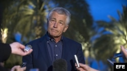 El secretario de Defensa de Estados Unidos, Chuck Hagel, comparece ante los periodistas que le acompañan en su gira por Oriente Medio en Abu Dhabi, en los Emiratos Árabes Unidos, hoy, jueves 25 de abril de 2013. 
