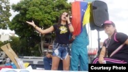 Erika Farías durante una manifestación en el reparto El Cafetal en la capital venezolana.