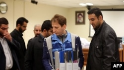 Una fotografía difundida el 6 de marzo de 2016 muestra al multimillonario magnate iraní Babak Zanjani (centro) en un tribunal de Teherán.
