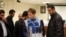 Una fotografía difundida el 6 de marzo de 2016 muestra al multimillonario magnate iraní Babak Zanjani (centro) en un tribunal de Teherán.