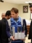 Una fotografía difundida el 6 de marzo de 2016 muestra al multimillonario magnate iraní Babak Zanjani (centro) en un tribunal de Teherán.