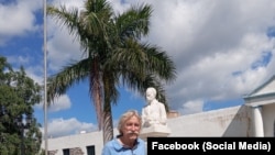 El escritor Manuel García Verdecia en su protesta en la ciudad de Holguín