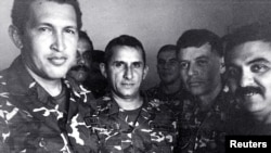 Hugo Chavez (i) en 1992 despues de ser arrestado por el intento de golpe de Estado. A su lado Francisco Arias (2do d), y Jesus Urdanetta (centro). 
