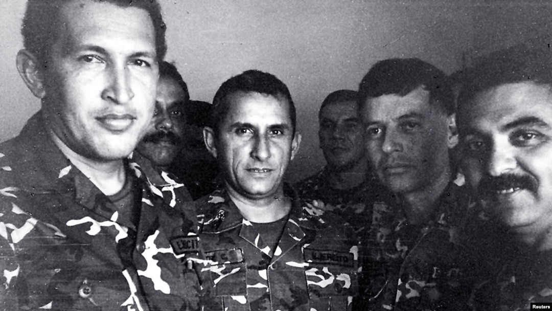 Hugo Chavez (i) en 1992 despues de ser arrestado por el intento de golpe de Estado. A su lado Francisco Arias (2do d), y Jesus Urdanetta (centro). 