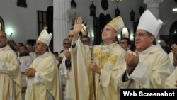 El cardenal Tarcisio Bertone celebra misa en el Santuario de la Caridad en Santa Clara.