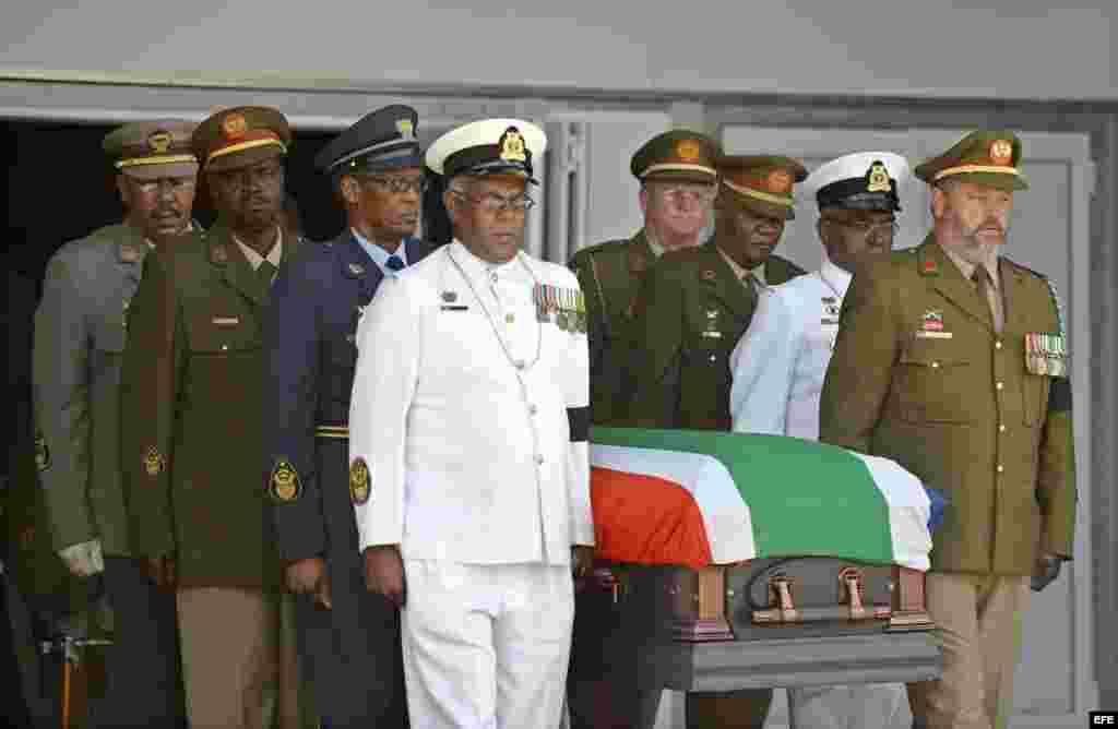 Los funerales y el traslado al camposanto, en la hacienda de la familia Mandela, tuvo carácter de Estado: el féretro estuvo envuelto en la bandera sudafricana y custodiado por militares.