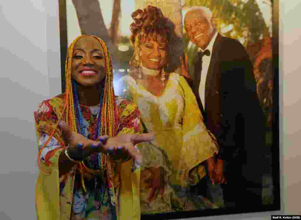 La cantante Lucrecia asistió a la exposición Por siempre Celia (Forever Celia) en el Museo de la Diáspora Cubana. Foto: OCB Roberto Koltun Staff.