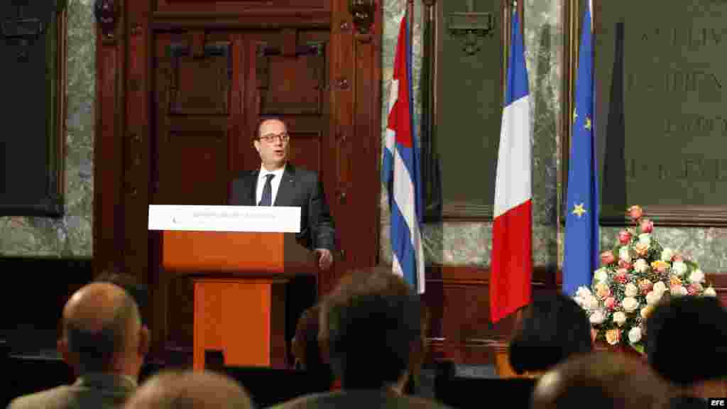 El presidente de Francia François Hollande ofrece una conferencia magistral en el aula Magna de la Universidad de La Habana.