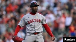 Aroldis Chapman mira fijo a Christian Encarnación-Strand, tras poncharlo para cerrar el juego y apuntarse su salvado 400 en Grandes Ligas.