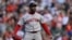 Aroldis Chapman mira fijo a Christian Encarnación-Strand, tras poncharlo para cerrar el juego y apuntarse su salvado 400 en Grandes Ligas.