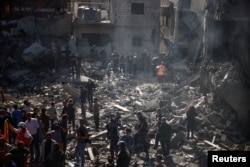 Trabajadores de emergencias buscan en el lugar de un ataque israelí cerca del Hospital Universitario Rafik Hariri, en medio de las hostilidades en curso entre Hezbolá y las fuerzas israelíes, en Beirut, Líbano 22 de octubre 2024. REUTERS/Yara Nardi