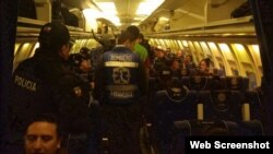 Cubanos son deportados a la isla en un avión de la Fuerza Aérea ecuatoriana. (Foto: Ministerio del Interior de Ecuador)