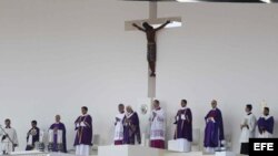 El papa Benedicto XVI (c) ofició una misa el domingo 25 de marzo de 2012, en el Parque del Bicentenario de Silao, México, a la que asistieron 250 cardenales y obispos y los presidentes de las 22 Conferencias episcopales de América Latina y del Caribe.