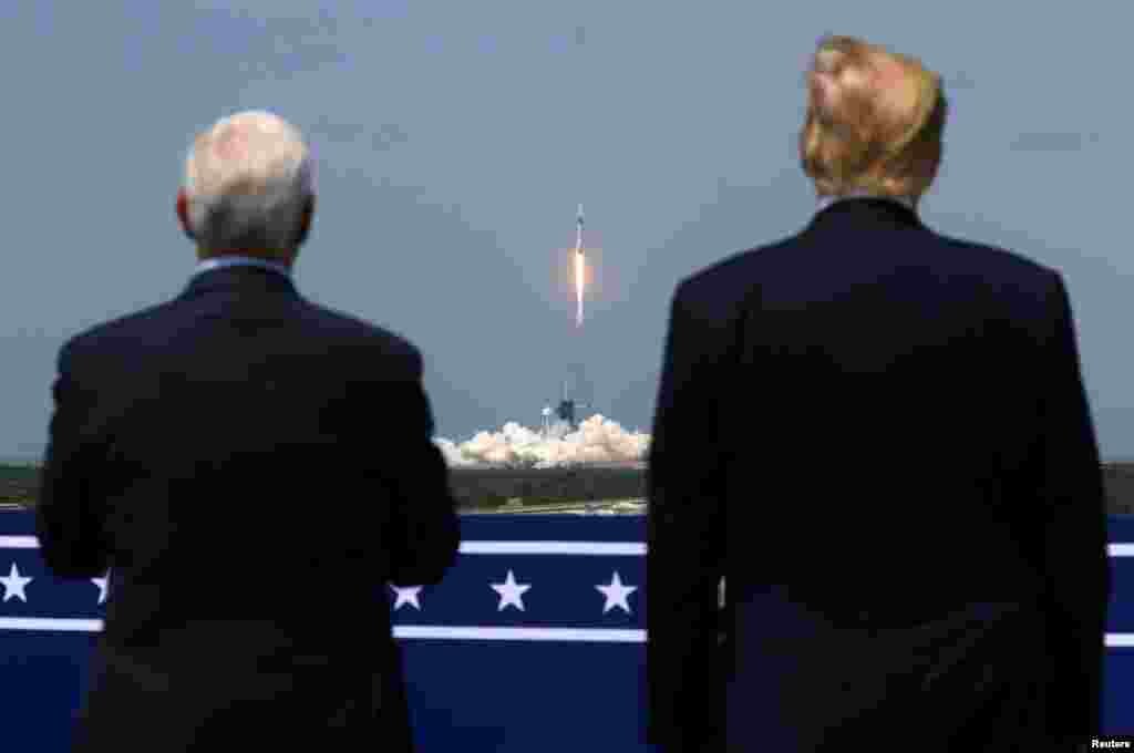 El presidente Donald Trump y el vicepresidente Mike Pence observan el lanzamiento de la nave SpaceX Crew Dragon, en Cabo Ca&#241;averal, el 30 de mayo del 2020.