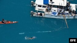 Fotografía cedida por la Oficina de Noticias de Florida Keys donde se ve a la estadounidense Diana Nyad (abajo) nadando el lunes 2 de septiembre de 2013, a tres kilómetros de Key West, Florida (EE.UU.) y completar los 178 Km del paso entre Cuba y EE.UU.
