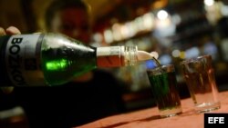 Una mujer sirve un vaso de alcohol en Praga, República Checa. 
