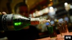 Una mujer sirve un vaso de alcohol en Praga, República Checa. 