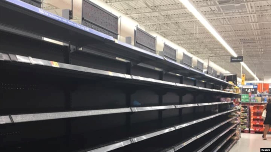 Estantes vacíos en un Walmart de Port Orange, Florida. 