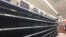 Estantes vacíos en un Walmart de Port Orange, Florida. 