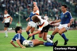 Argentina ganó 3-2 en México 1986; Alemania, 1-0 en Italia 1990 (foto).En Brasil 2014, sólo Dios sabe.