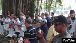 Reporta Cuba. Reporteros independientes cubren actividades de la oposición, en el parque Gandhi. Con gorra oscura, Serafín Morán.