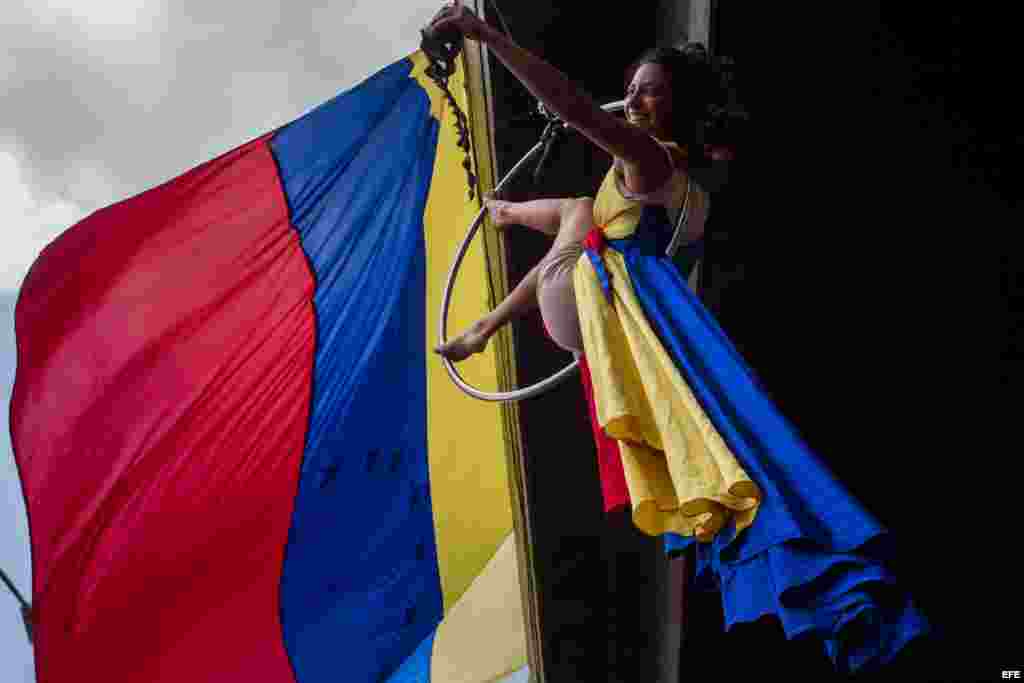 La artista Marilú García realiza una puesta en escena llamada "Venezuela Reprimida", durante una manifestación contra el Gobierno venezolano hoy, lunes 24 de abril de 2017, en Caracas (Venezuela). 