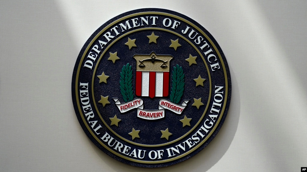 Emblema del Buró Federal de Investigaciones de Estados Unidos (AP Photo/Charlie Neibergall, File).