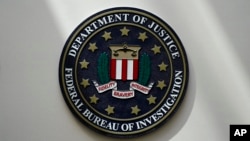 Emblema del Buró Federal de Investigaciones de Estados Unidos (AP Photo/Charlie Neibergall, File).