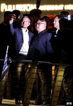 El líder norcoreano, Kim Jong-Un, y el ministro de Exteriores de Singapur, Vivian Balakrishnan, se toman selfis en el puente Jubilee.
