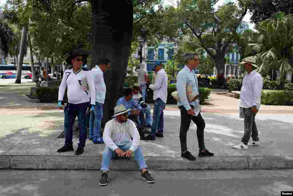 Taxistas a la espera de turistas en un parque de La Habana. REUTERS/Fernando Medina