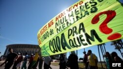 Manifestantes protestaron el 14 de junio de 2013, frente al Estadio Nacional de Brasilia (Brasil)