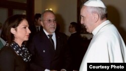 Gloria y Emilio Estefan con el Papa Francisco.