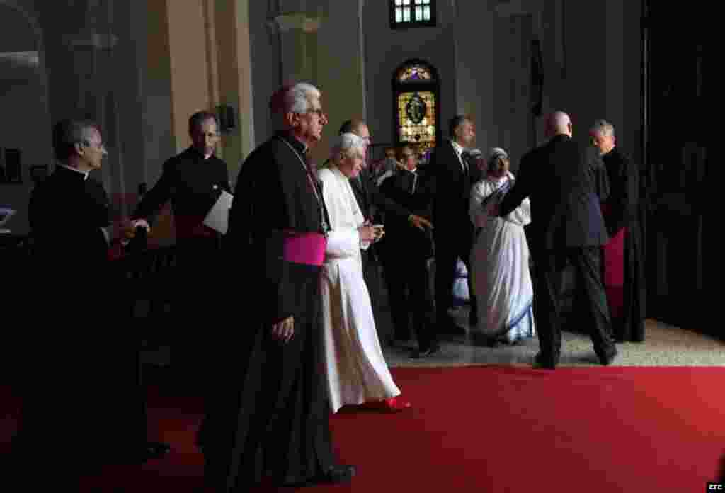 El papa Benedicto XVI en su visita al Santuario de la Virgen de la Caridad del Cobre, en Santiago de Cuba, el 27 de marzo de 2012.