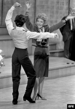 Nancy Reagan baila, en 1985, con uno de los alumnos de la Escuela de Danza del Teatro Real de Madrid.