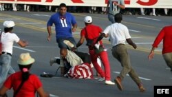 Daniel Llorente fue detenido violentamente el 1 de mayo por varios hombres vestidos de civil en La Habana.