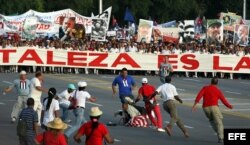 Daniel Llorente es detenido cuando desfila con bandera de EEUU por la Plaza José Martí