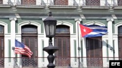 Las banderas de Estados Unidos y Cuba ondean en los balcones de un hotel en La Habana. 